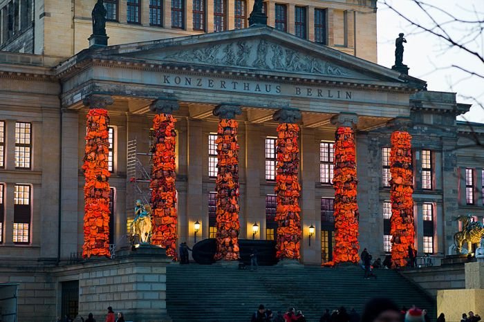 Колонны Берлинского драматического театра покрыли 14 000 спасательных жилетов