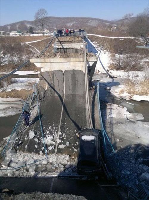В Приморье рухнул автомобильный мост