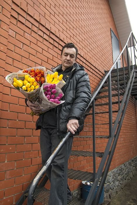 Предприниматель из Белгородской области вырастил 8000 тюльпанов на крыше своего дома