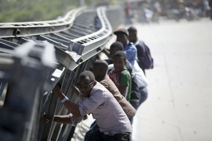 Бесстрашные жители Гаити пользуются обвалившимся мостом