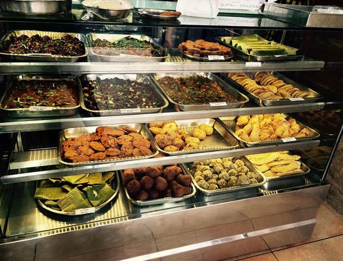  Хозяйка индийского ресторана кормит голодных людей оставшейся едой