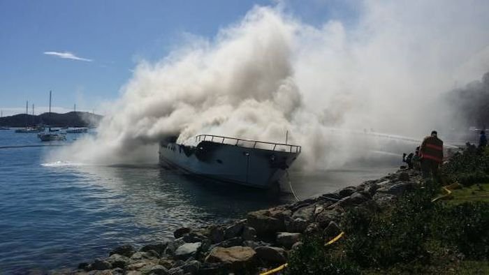 Яхта стоимостью 2,5 миллиона сгорела дотла в Карибском море