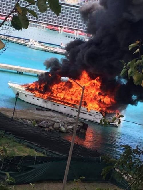 Яхта стоимостью 2,5 миллиона сгорела дотла в Карибском море