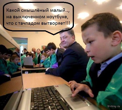 Пользователей сети озадачило фото Петра Порошенко со школьниками в полиэтиленовых накидках