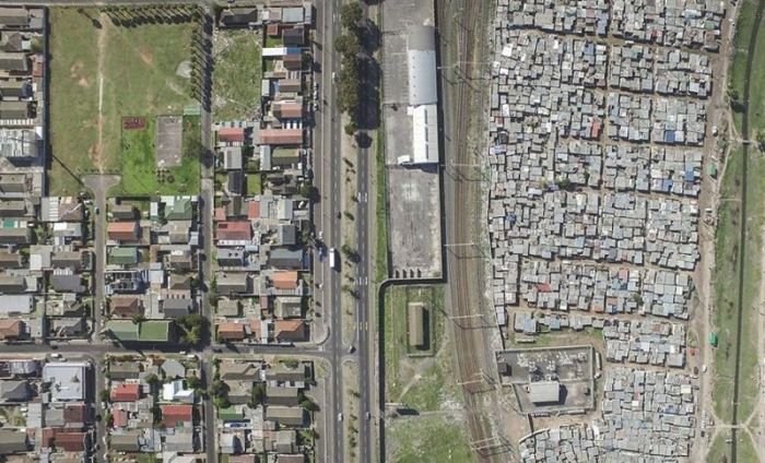  Разграничительные линии между бедными и богатыми районами Кейптауна