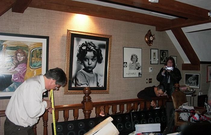  В сеть попали фото обыска в доме Майкла Джексона