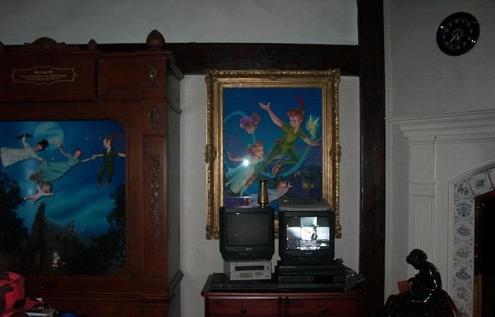  В сеть попали фото обыска в доме Майкла Джексона