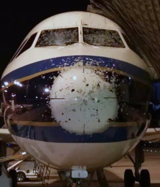 Пассажирский самолет попал под град