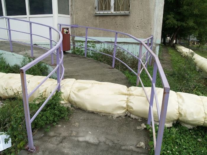  В Челябинске трубы теплотрассы пустили через спортивную площадку