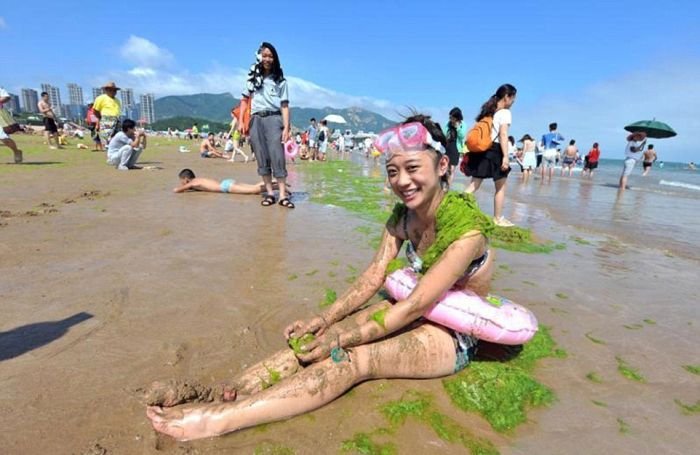  Тонны водорослей на китайском пляже