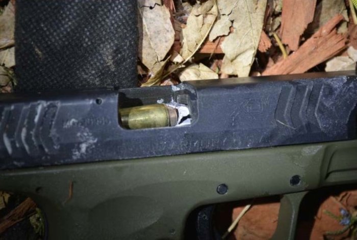  Пуля полицейского, стрелявшего в нападавших на него людей, попала в дуло пистолета преступника