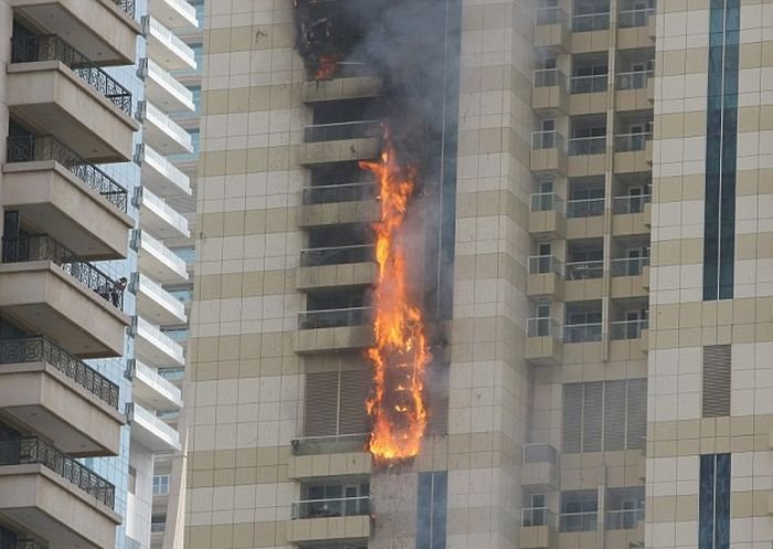  В Дубае на небоскребе Sulafa Tower произошел пожар
