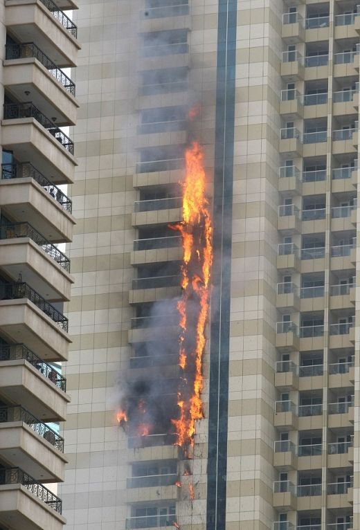 В Дубае на небоскребе Sulafa Tower произошел пожар
