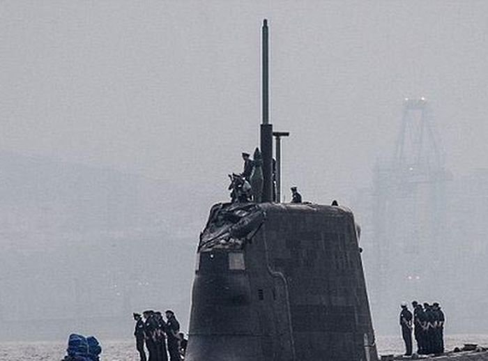  Британская атомная подводная лодка столкнулась с торговым судном