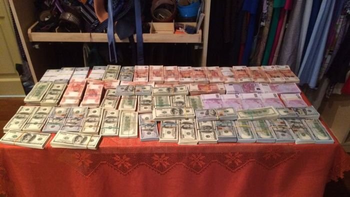 В доме главы Федеральной таможенной службы Андрея Бельянинова найдены крупные суммы наличных в коробках из-под обуви