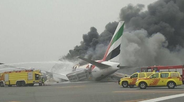  В аэропорту Дубая после экстренной посадки загорелся самолет