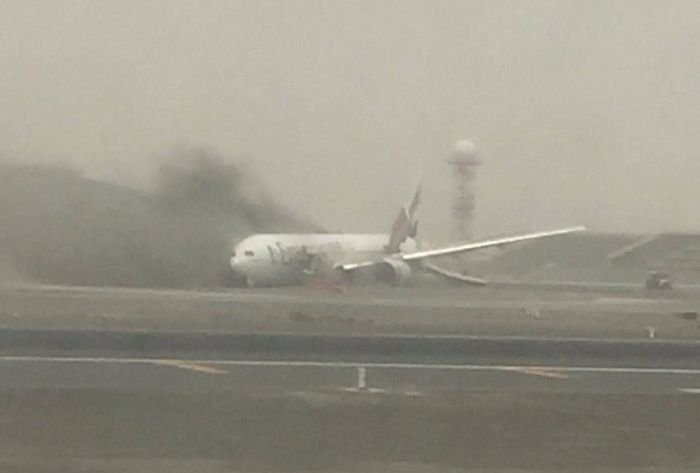  В аэропорту Дубая после экстренной посадки загорелся самолет