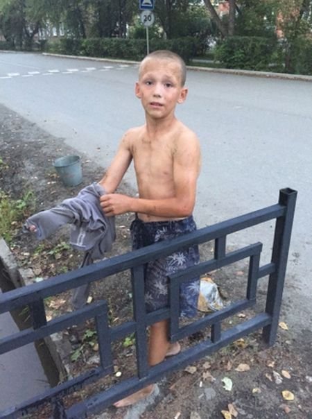  В Ревде 12-летний мальчик спас щенка, едва не утонувшего в сточной канаве