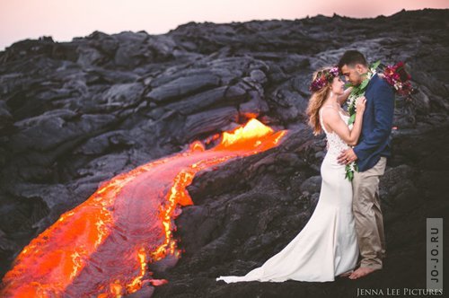 Молодожены провели свадебную фотосессию среди раскалённой лавы