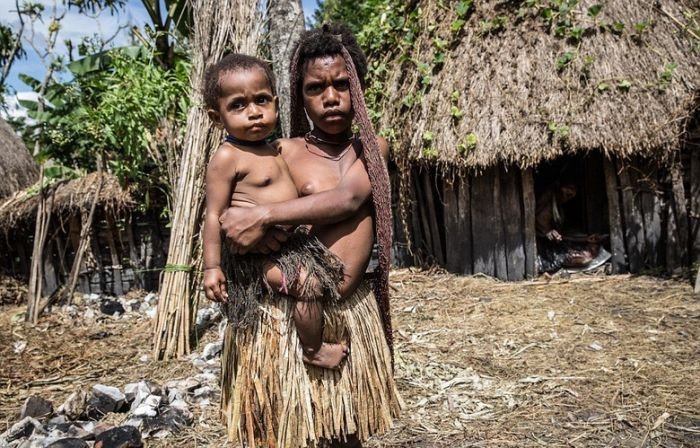  Жизнь дикого племени Дани в Папуа-Новой Гвинеи (13 фото)