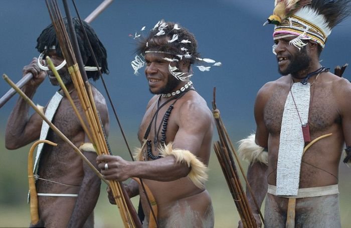  Жизнь дикого племени Дани в Папуа-Новой Гвинеи (13 фото)