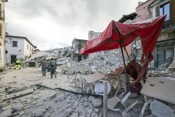  Землетрясение магнитудой 6,3 балла в Италии (27 фото)