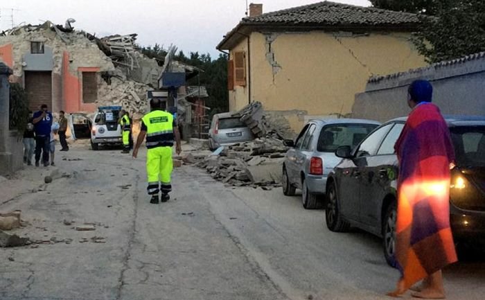  Землетрясение магнитудой 6,3 балла в Италии (27 фото)