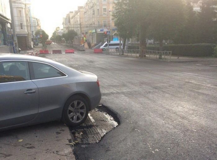  В Рязани часть дороги осталась неотремонтированной из-за припаркованного авто (3 фото)