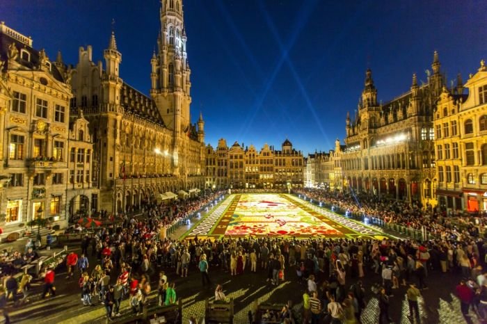  Цветочные ковры на центральной площади Брюсселя (9 фото)