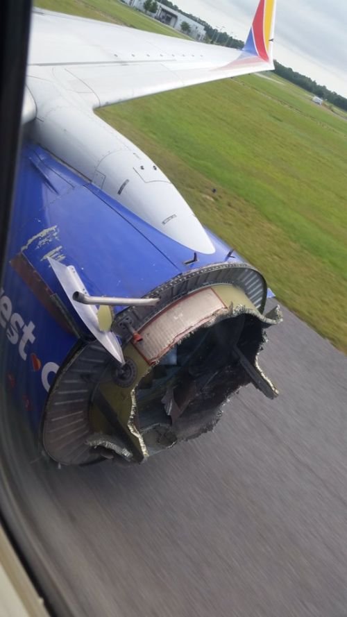  В США Boeing 737 с развалившимся двигателем совершил экстренную посадку (4 фото)
