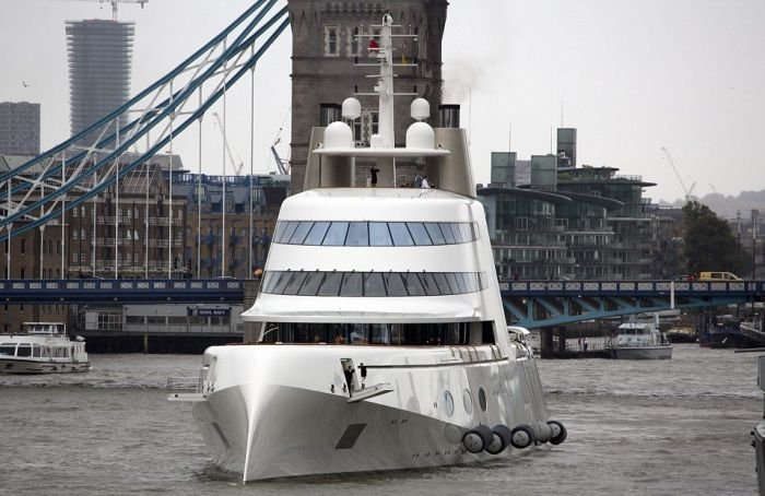  Яхта российского олигарха Андрея Мельниченко впечатлила жителей Лондона (8 фото)