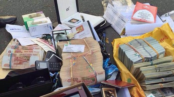  В ходе обыска у полковника МВД Дмитрия Захарченко обнаружили 120 млн долларов наличными (6 фото)