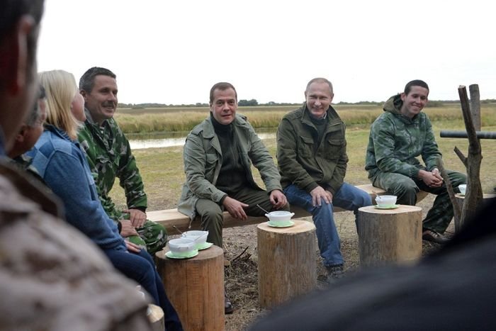  В сети усомнились в случайности встречи Путина и Медведева с рыбаками (7 фото)