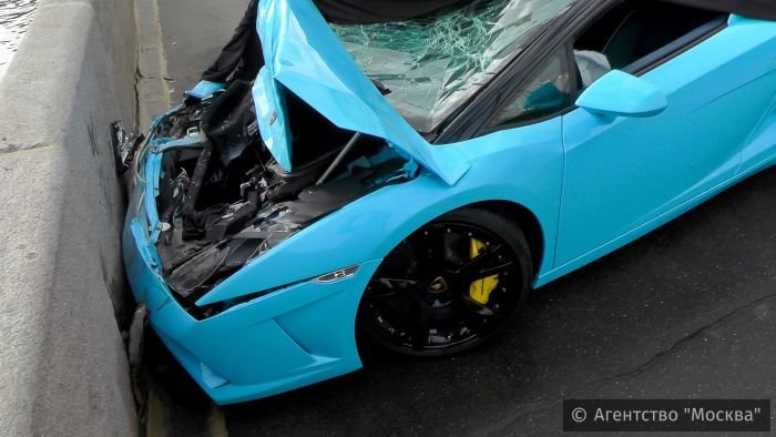  В Москве суперкар Lamborghini врезался во внедорожник BMW (5 фото)