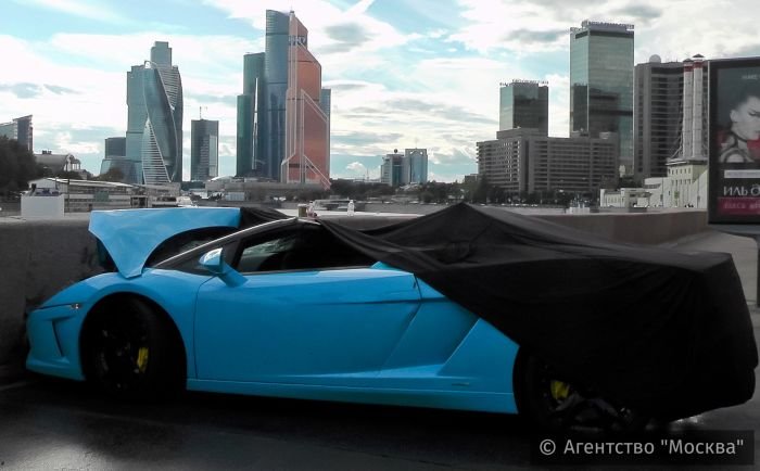  В Москве суперкар Lamborghini врезался во внедорожник BMW (5 фото)