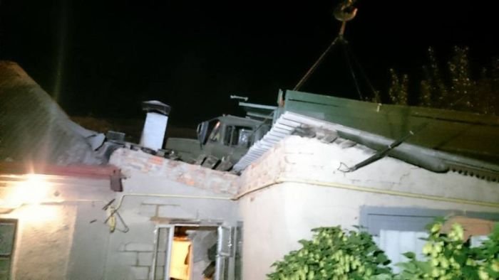  В Харькове грузовик приземлился на крышу дома (12 фото)