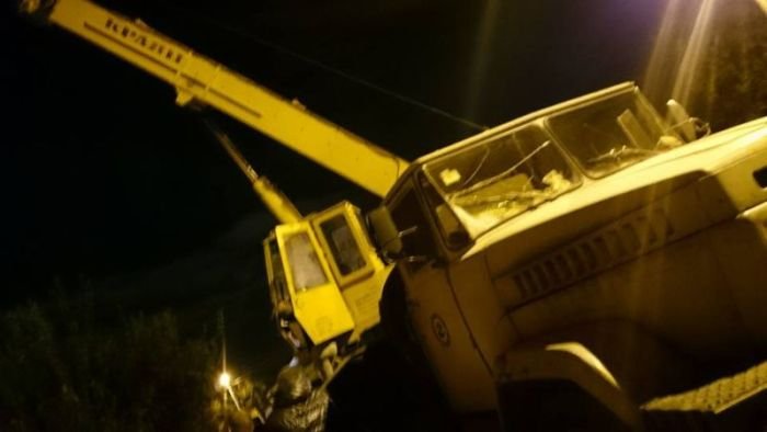  В Харькове грузовик приземлился на крышу дома (12 фото)