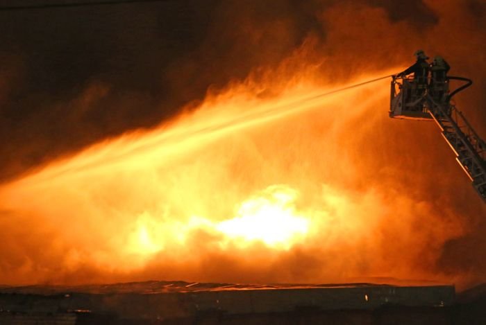  При тушении пожара на востоке Москвы погибли 8 пожарных (9 фото)