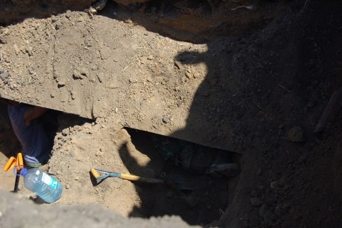  Раскопки немецкого подземного бункера в Ростовской области (15 фото)