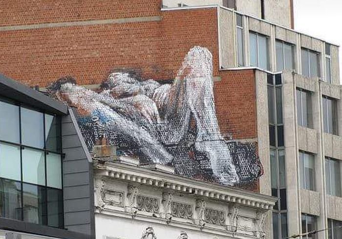В Брюсселе появились огромные пошлые граффити (2 фото)