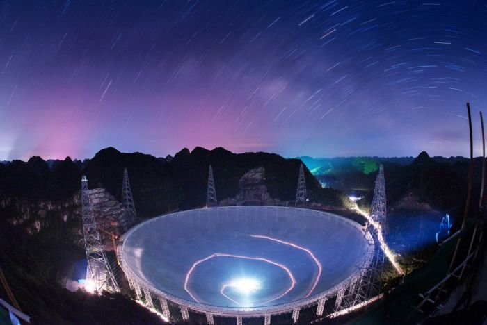  В Китае запущен в эксплуатацию самый большой в мире радиотелескоп (6 фото)