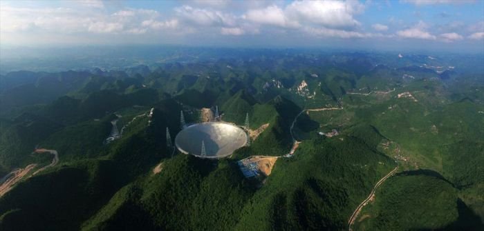  В Китае запущен в эксплуатацию самый большой в мире радиотелескоп (6 фото)
