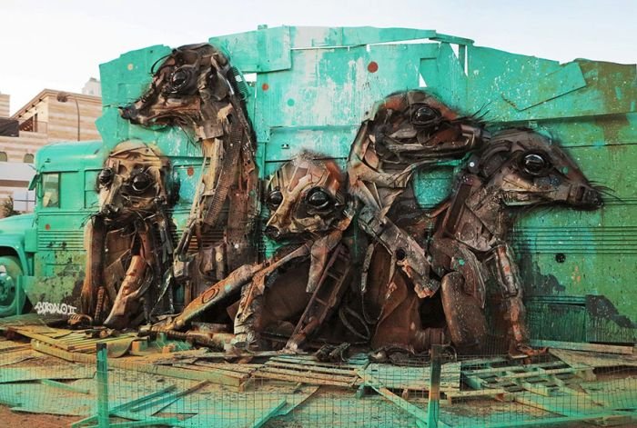  Скульптуры животных из мусора и хлама (35 фото)