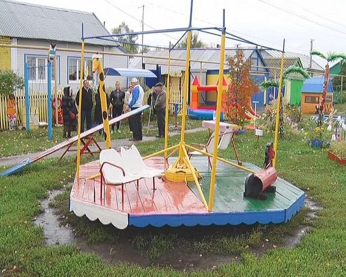  В Самарской области пенсионера заставляют снести построенную им детскую площадку (5 фото)