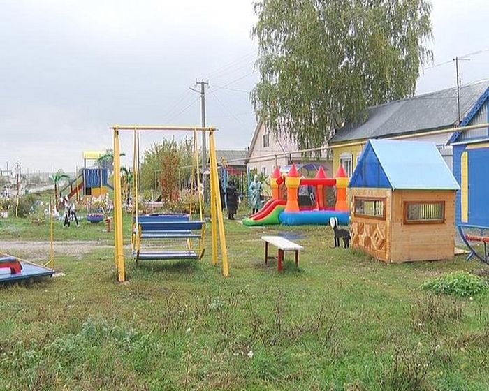  В Самарской области пенсионера заставляют снести построенную им детскую площадку (5 фото)
