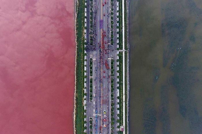  Соленое озеро Яньху в Китае стало двухцветным (3 фото)