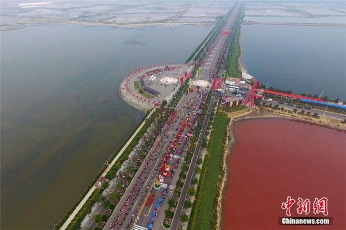  Соленое озеро Яньху в Китае стало двухцветным (3 фото)