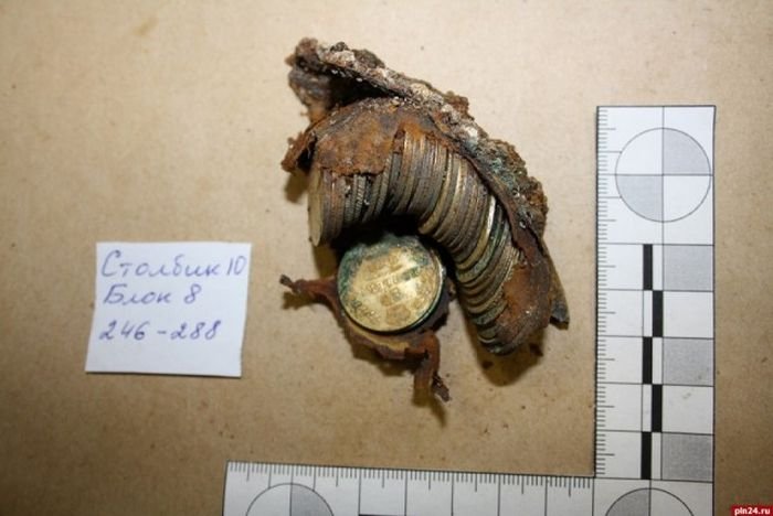  В Пскове обнаружили клад с монетами и орденами XV - XX века (21 фото)