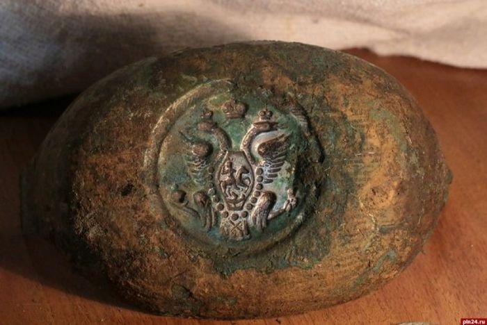  В Пскове обнаружили клад с монетами и орденами XV - XX века (21 фото)