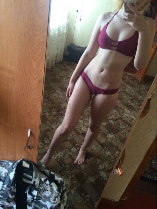 Обычная русская девка показывает свое тело на камеру
